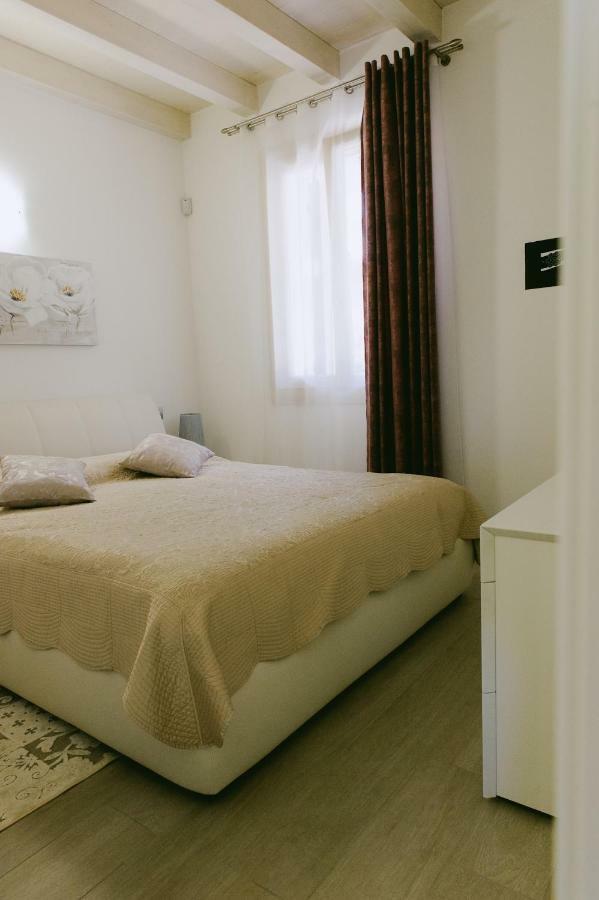 סירמיונה Sweet Dream Deluxe Apartment מראה חיצוני תמונה